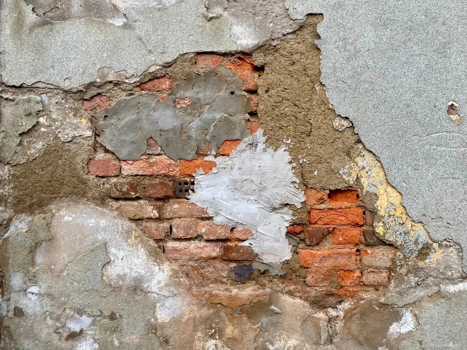 Pared agrietada y deteriorada, referencia de daño en muro por humedad