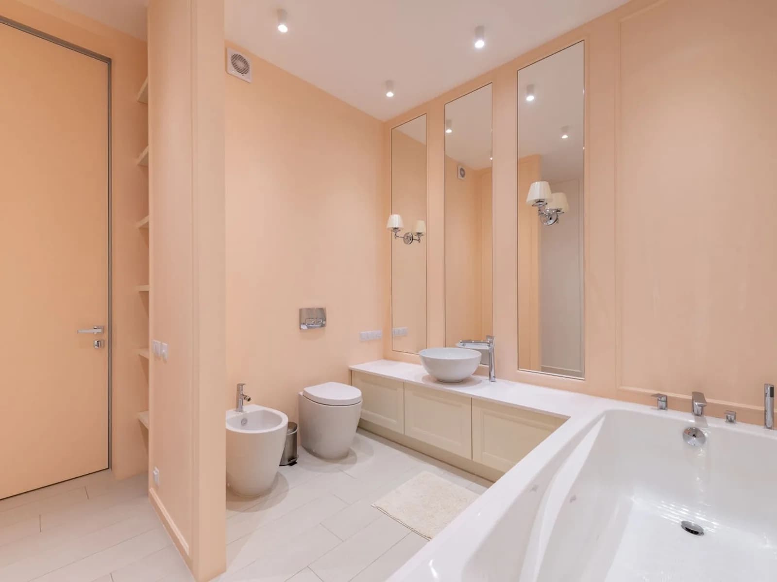 Interior de baño residencial, zona típica de fugas ocultas en vivienda